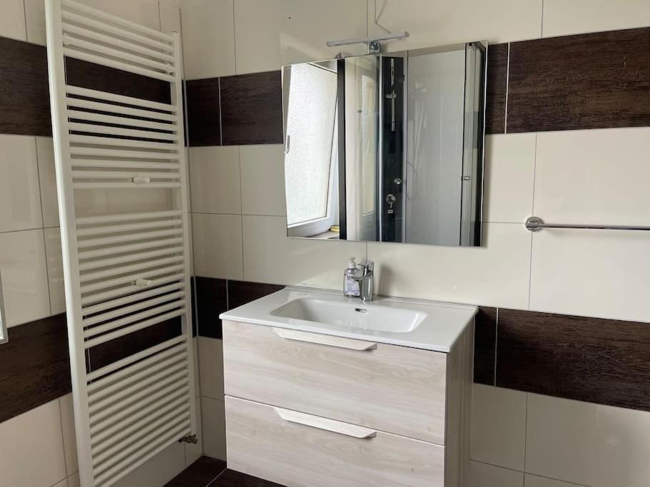 Duesseldorf Messe And Airport, 2-Bedroom Apartment With Kitchen And Garden Дуйсбург Екстериор снимка